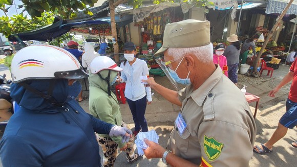 Đà Nẵng: Ngày đầu người dân đi chợ bằng thẻ để phòng chống dịch Covid-19 ảnh 7
