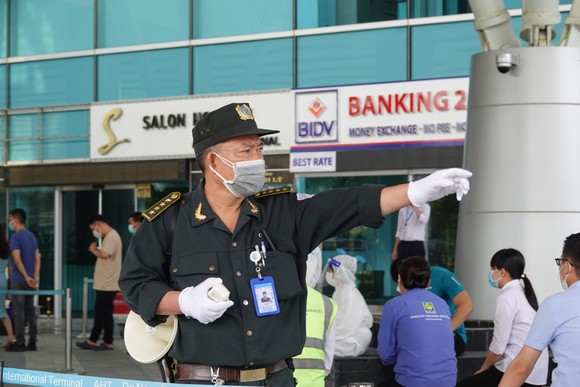 Xét nghiệm hơn 2.000 người tại Cảng Hàng không quốc tế Đà Nẵng ảnh 4