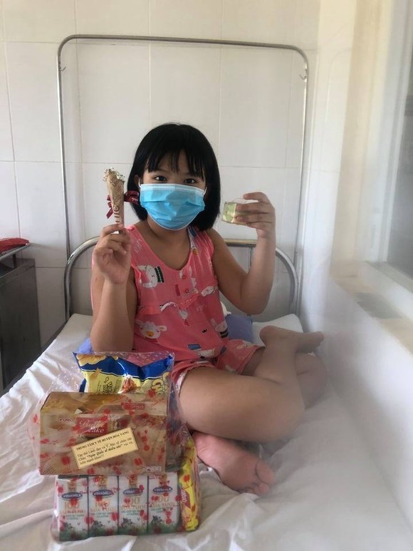Tặng quà các cháu nhỏ mắc Covid-19 nhân ngày Quốc tế thiếu nhi ảnh 3