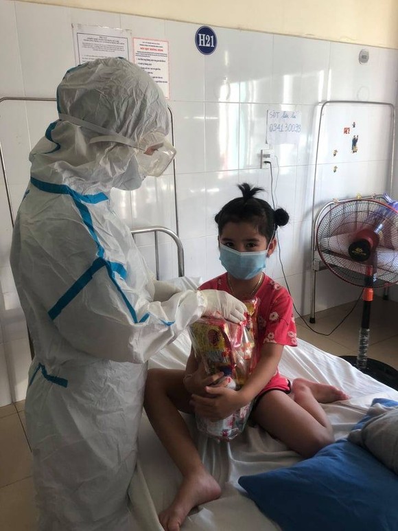 Tặng quà các cháu nhỏ mắc Covid-19 nhân ngày Quốc tế thiếu nhi ảnh 7