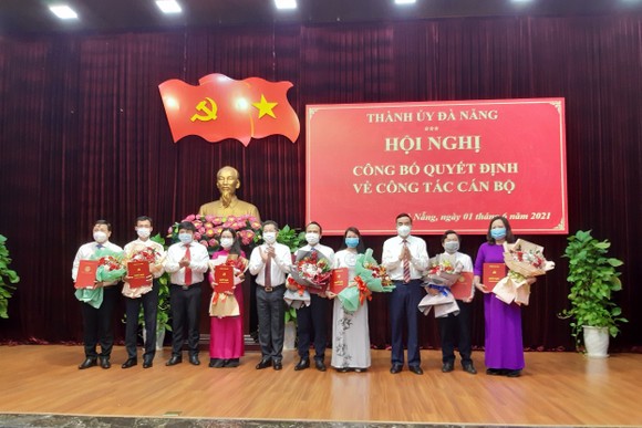 Lãnh đạo TP Đà Nẵng tặng hoa chúc mừng các cán bộ lãnh đạo vừa được điều động, bổ nhiệm