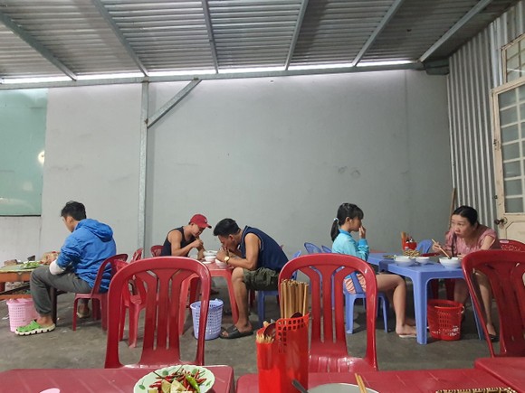 Người dân Đà Nẵng vui mừng khi được ăn uống quán xá, tắm biển ảnh 4