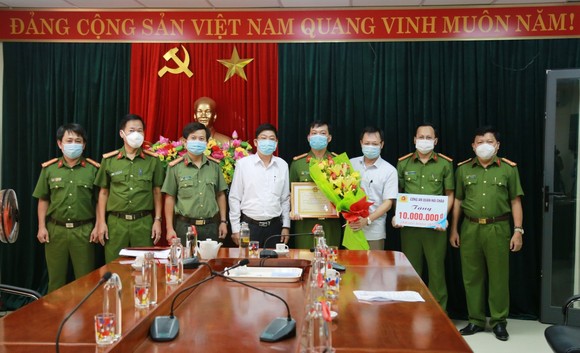 Ông Vũ Quang Hùng, Bí thư Quận ủy Hải Châu khen thưởng nóng cho đội chuyên án