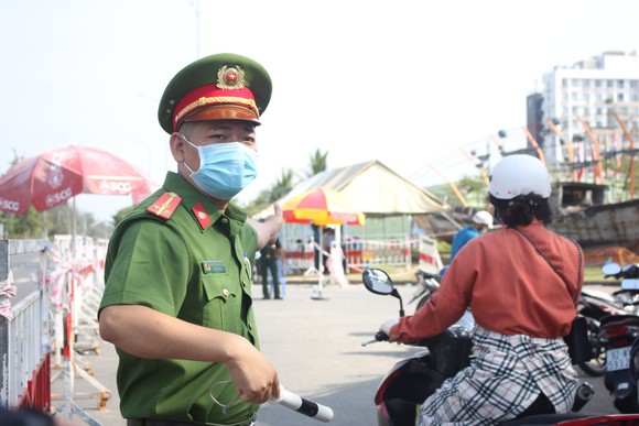 Lực lượng chức năng đang tăng cường kiểm soát tình trạng ùn tắc giao thông tại các chốt phòng, chống dịch ở các cửa ngõ TP Đà Nẵng trong những ngày qua