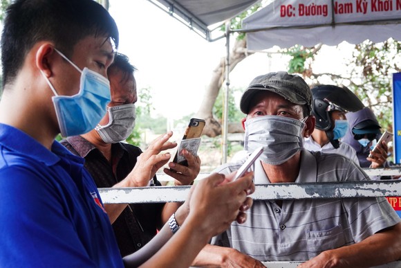 Đà Nẵng: Các thành viên kiểm soát dịch Covid-19 căng mình dưới thời tiết nắng nóng ảnh 9
