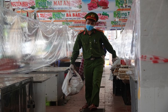 Đà Nẵng: Ngày đầu mở lại một số chợ truyền thống ảnh 17