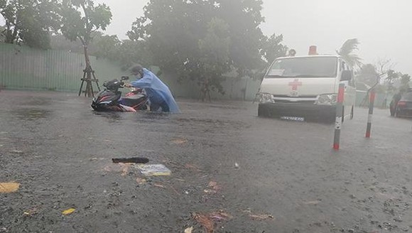 Đà Nẵng: Bão số 5 gây mưa lớn, gió giật và ngập úng nặng ảnh 4