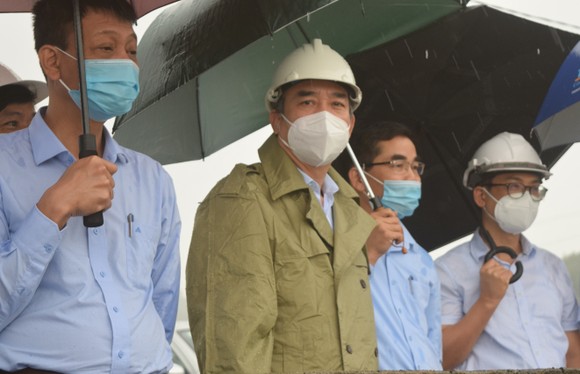 Ông Lê Trung Chinh, Chủ tịch UBND TP Đà Nẵng kiểm tra công tác phòng, chống lũ tại đập dâng An Trạch (huyện Hòa Vang)