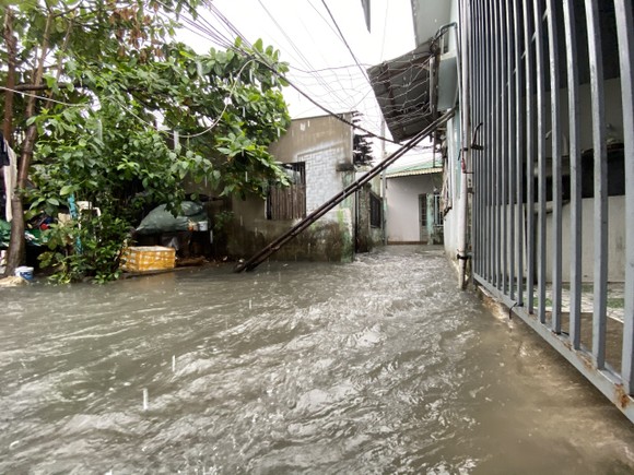 Nhiều nơi ở TP Đà Nẵng ngập lụt sâu do mưa lớn liên tục