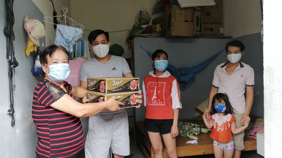 Bà Vũ Thị Nhu gửi 2 thùng mì tôm cho những người khó khăn ở xóm 