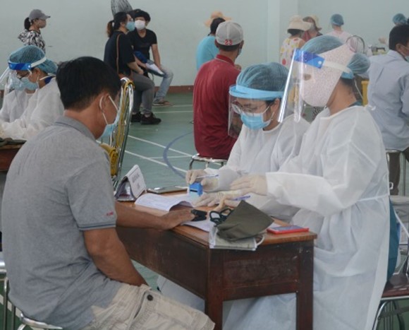 Điểm tiêm vaccine tại Trường Tiểu học Tô Vĩnh Diện (phường Nại Hiên Đông, quận Sơn Trà, TP Đà Nẵng)