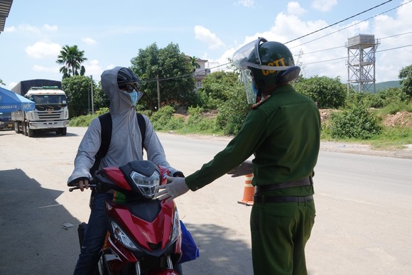 Lực lượng chức năng kiểm tra giấy tờ của giáo viên trước khi đi vào địa phận TP Đà Nẵng