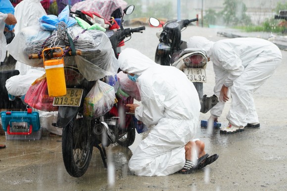 Nghĩa tình của người Đà Nẵng với dòng người hồi hương ảnh 7