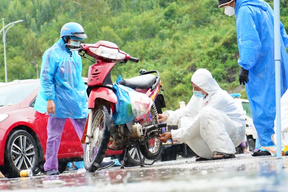 Nghĩa tình của người Đà Nẵng với dòng người hồi hương ảnh 8