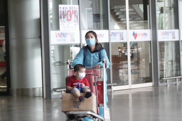 Đà Nẵng: Chuyến bay 0 đồng đưa bà bầu, trẻ em, người già yếu, người khó khăn về quê ảnh 5