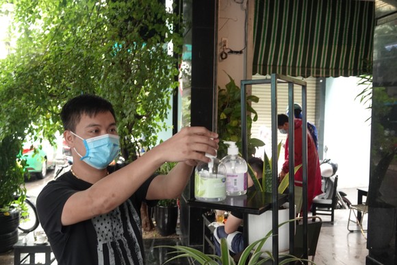 Đà Nẵng: Ngày đầu quán xá phục vụ khách tại chỗ ảnh 3