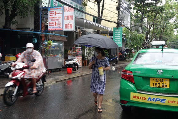 Đà Nẵng: Ngày đầu quán xá phục vụ khách tại chỗ ảnh 4