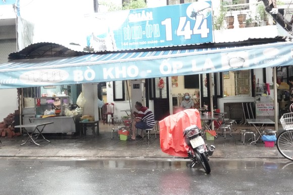 Đà Nẵng: Ngày đầu quán xá phục vụ khách tại chỗ ảnh 6