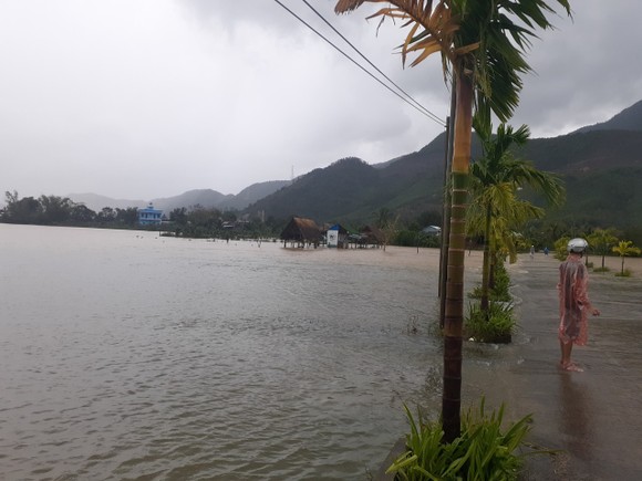 Một số tỉnh miền Trung bị sạt lở, ngập cục bộ, chia cắt giao thông do mưa lớn ảnh 7