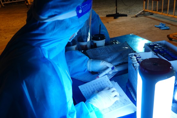 Xuyên đêm lấy mẫu xét nghiệm SARS-CoV-2 tại Cảng cá Thọ Quang ảnh 5