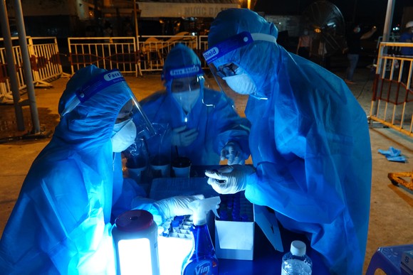 Xuyên đêm lấy mẫu xét nghiệm SARS-CoV-2 tại Cảng cá Thọ Quang ảnh 4