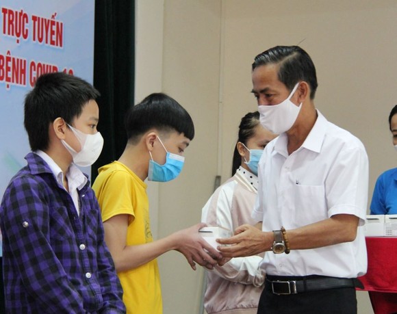 Các hội, đoàn thể tại TP Đà Nẵng hỗ trợ phương tiện học tập trực tuyến cho học sinh có hoàn cảnh khó khăn