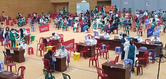 Đà Nẵng bắt đầu tiêm vaccine phòng Covid-19 cho học sinh, học viên lớp 7 ảnh 1