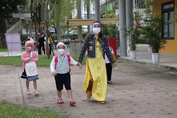 Đà Nẵng: Học sinh lớp 1, 8, 9 háo hức đến trường học trực tiếp ảnh 2
