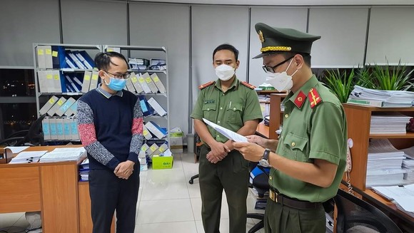 Công an Đà Nẵng đọc quyết định khởi tố bị can, thực hiện lệnh bắt tạm giam đối với Nguyễn Văn Phong