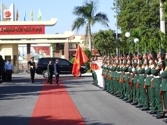Chủ tịch nước Nguyễn Xuân Phúc thăm và làm việc với Bộ Tư lệnh Quân khu 5 ảnh 1