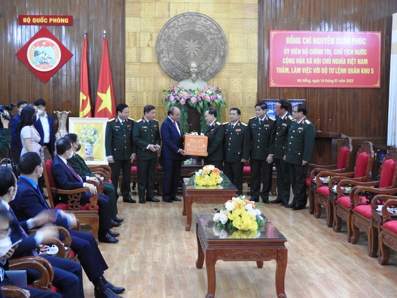 Chủ tịch nước Nguyễn Xuân Phúc thăm và làm việc với Bộ Tư lệnh Quân khu 5 ảnh 2