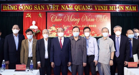 Chủ tịch nước Nguyễn Xuân Phúc chụp ảnh cùng các đại biểu dự cuộc gặp mặt