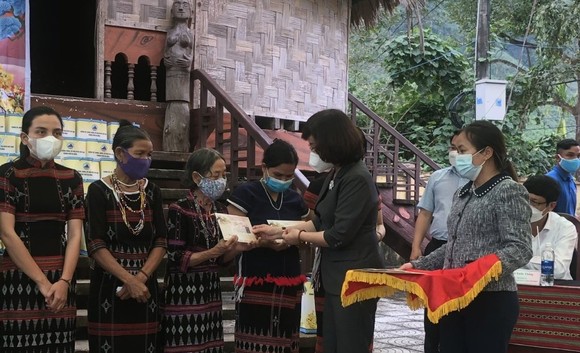 Bà Ngô Thị Kim Yến, Phó Chủ tịch UBND TP Đà Nẵng trao quà Tết tại xã Hòa Bắc