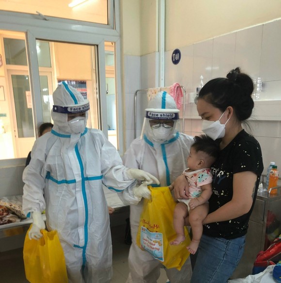 Đà Nẵng: Mang tết đến với những gia đình đang điều trị F0 tại nhà ảnh 3