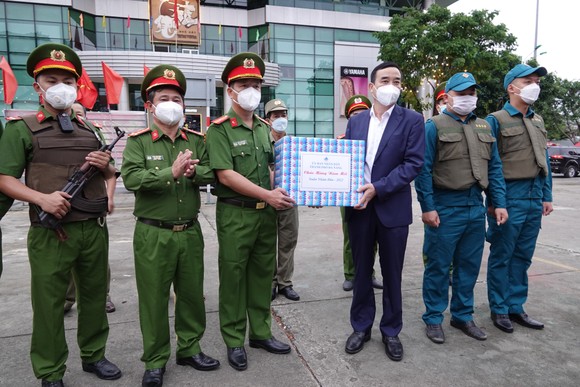 Lãnh đạo TP Đà Nẵng thăm và chúc tết các đơn vị trong đêm giao thừa ảnh 1