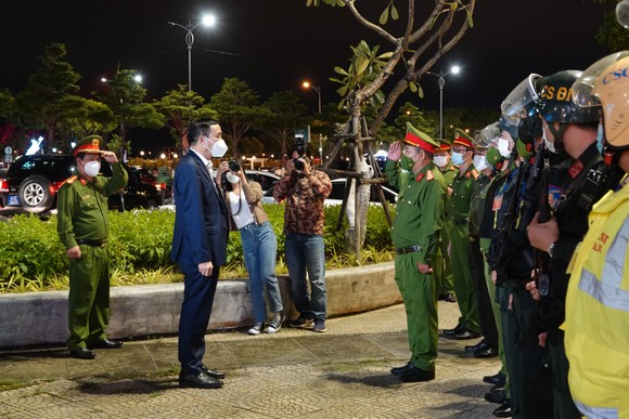 Lãnh đạo TP Đà Nẵng thăm và chúc tết các đơn vị trong đêm giao thừa ảnh 4