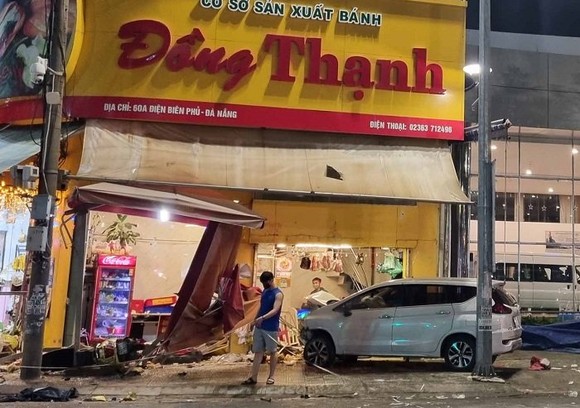 Ô tô 'điên' lao vào tiệm bánh mì ở Đà Nẵng, nhiều người bị thương ảnh 1