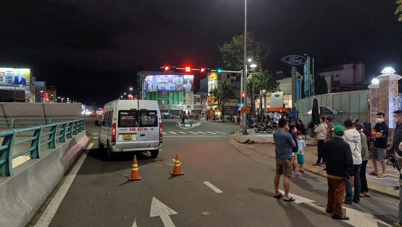 Ô tô 'điên' lao vào tiệm bánh mì ở Đà Nẵng, nhiều người bị thương ảnh 2