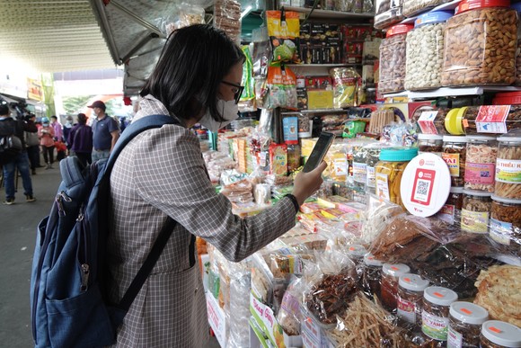 Người dân và tiểu thương tại các chợ thích thú với trải nghiệm mua sắm không dùng tiền mặt