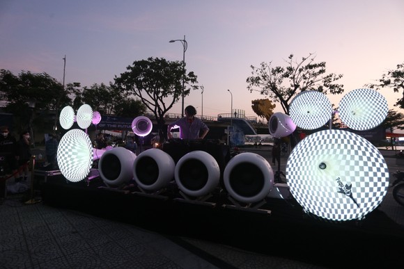 Hàng ngàn người dân, du khách hào hứng với 'Danang - The City Of Future' ảnh 1