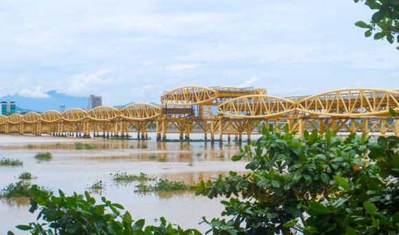 Cầu Nguyễn Văn Trỗi (TP Đà Nẵng) nâng 1 nhịp để tàu thuyền lưu thông ra vào tránh bão số 5 trên sông Hàn vào tháng 9-2020