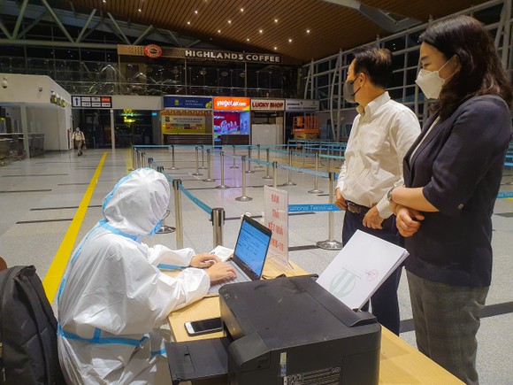 Du khách Hàn Quốc đăng ký test nhanh tại Sân bay quốc tế Đà Nẵng