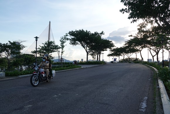 Ngày đầu cầu Nguyễn Văn Trỗi nâng, hạ nhịp phục vụ du khách ảnh 12