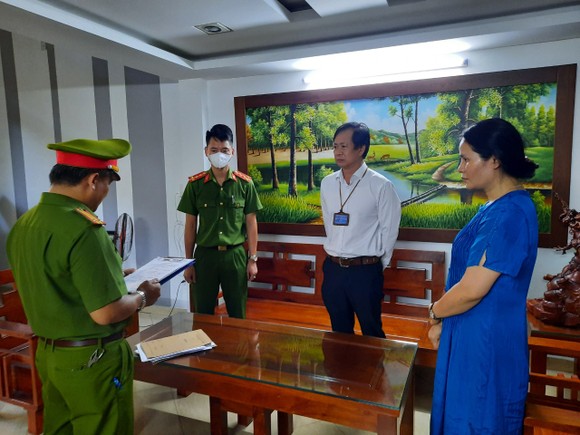 Cơ quan cảnh sát điều tra Công an TP Đà Nẵng đọc quyết định khởi tố vụ án, khởi tố bị can, bắt tạm giam đối với ông Tôn Thất Thạnh