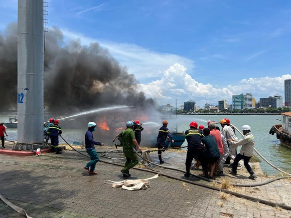 Đà Nẵng: Một tàu cá bốc cháy giữa trưa, cháy lan sang tàu bên cạnh ảnh 1