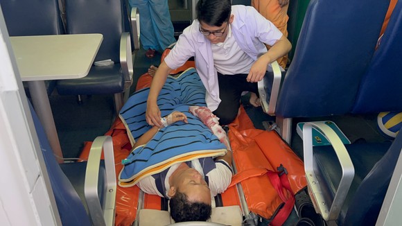 Kịp thời ứng cứu 2 thuyền viên bị tai nạn lao động trên biển ảnh 1