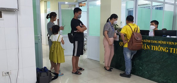 Nhân viên Ban Quản lý ATTP TP Đà Nẵng lấy thông tin từ đơn vị hướng dẫn tour