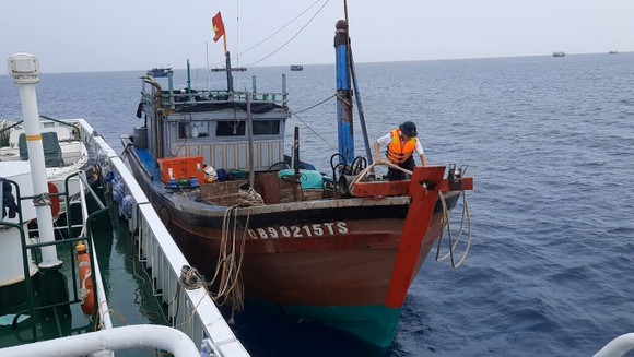 Cứu tàu cá cùng 2 ngư dân Quảng Bình trôi dạt trên biển  ảnh 3