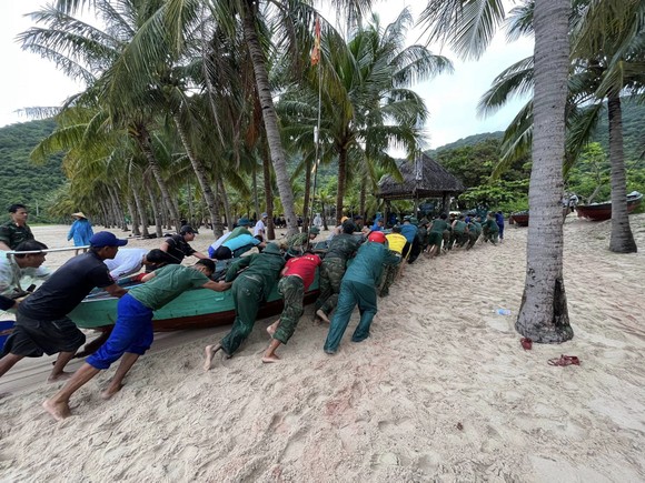 Quân khu 5 huy động máy bay, xe đặc chủng, xuồng máy ứng phó bão số 4 ảnh 3