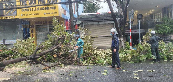 Lực lượng chức năng TP Đà Nẵng đang khắc phục hậu quả cơn bão